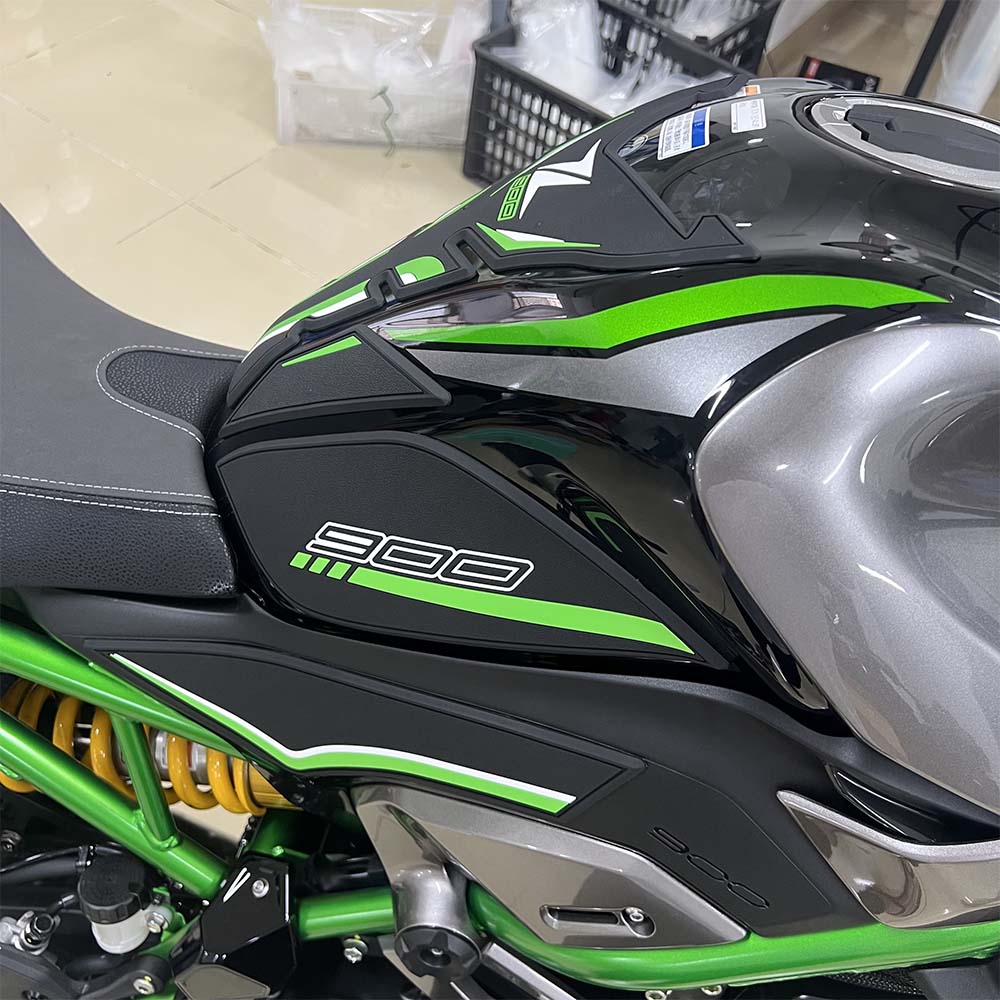 Kawasaki Z900 Z900SE Rubber Anti-Slip Tank Pad Kit 2025+ 丨 Center Pad and Side Grips