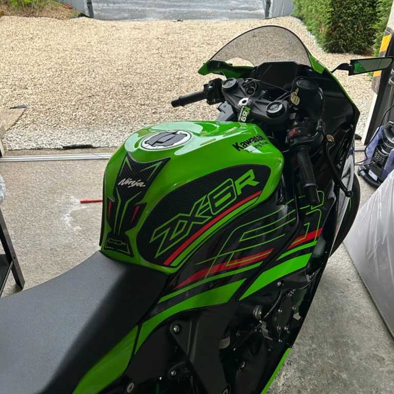 Kawasaki Ninja ZX-6R Rubber Anti-Slip Tank Pad Kit 2024+ 丨 Center Pad and Side Grips